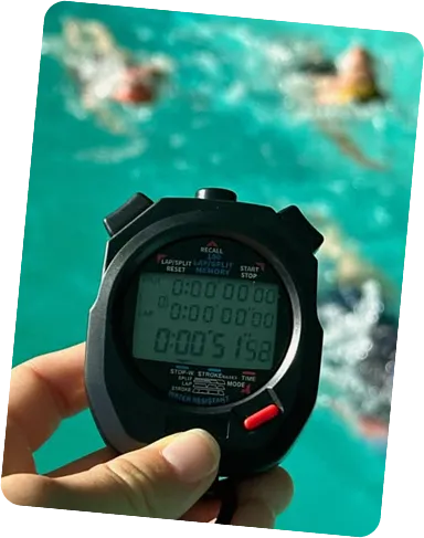 Chronomètre utilisé pour les sessions de nage Yaku Swim, image sportive et précise